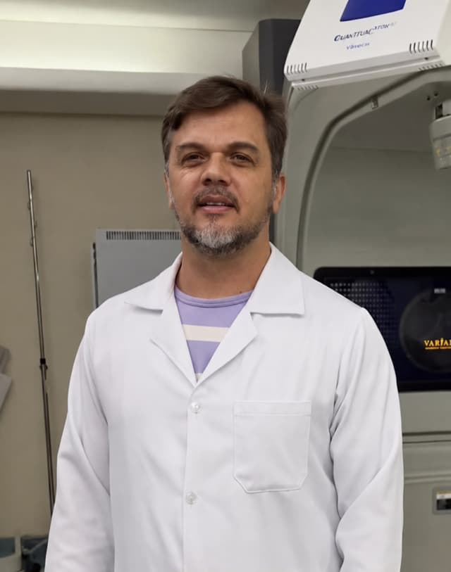 Professor em ambiente de radiologia